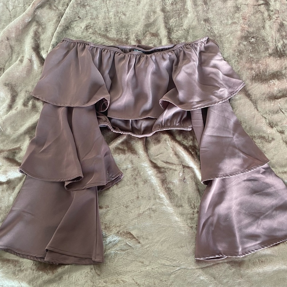 Mauve off the shoulder tiered trumpet sleeve crop top size small